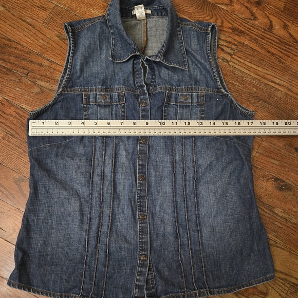 Old navy Sleeveless Denim Button-Up Top - Picture 4 of 5